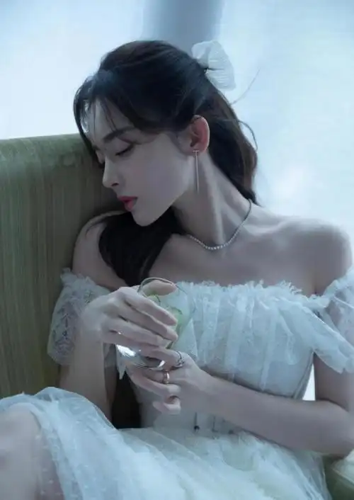 古力娜扎一身白色裙亮相,蕾丝大秀身材曲线,性感香肩诱惑力十足