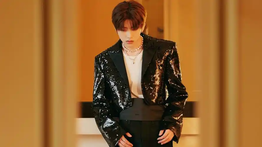 蔡徐坤亮片西装短外套时尚写真