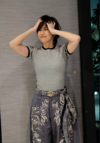 如果是微胖身材就不要穿了,要不然会显得很膨胀哦,而下面孙燕姿选择