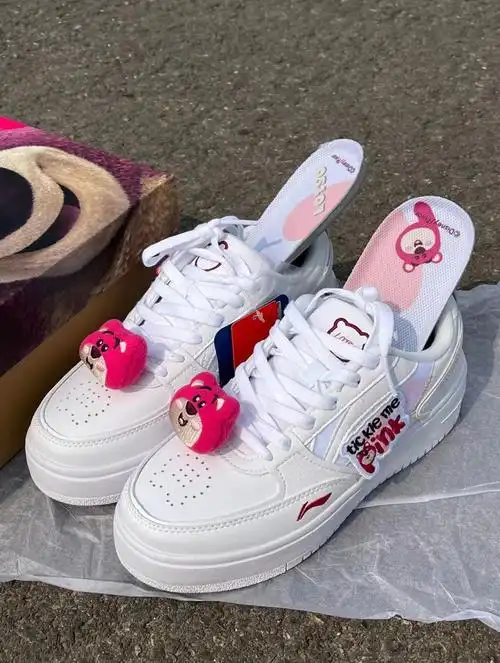 李宁草莓熊板鞋迪士尼联名女鞋低帮百搭2022新款运动休闲小白鞋