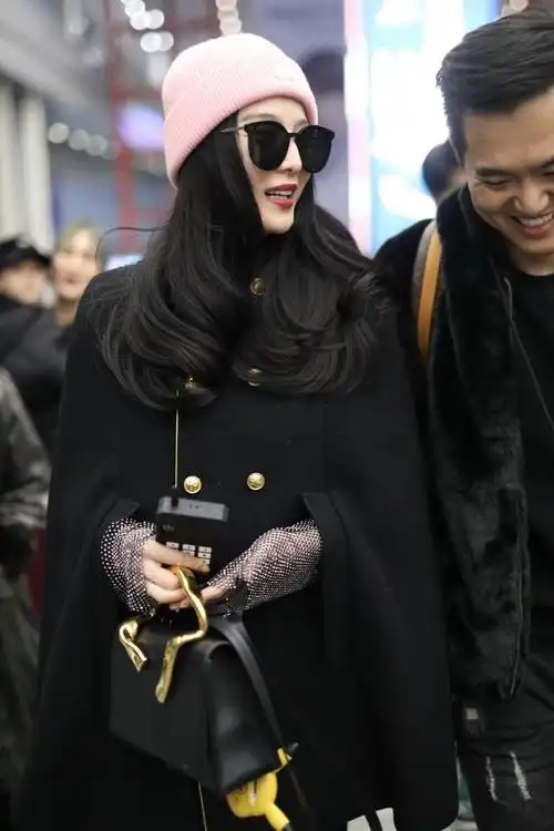 范冰冰粉色针织帽现身机场