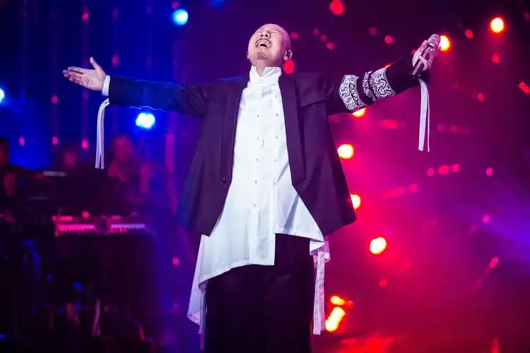 腾格尔催泪唱情歌《离不开你》,《歌手》舞台展现大叔的温柔