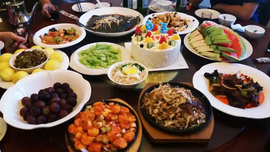 在东风饭店296房间,兄弟姐妹为我举办难以忘怀的生日宴会.