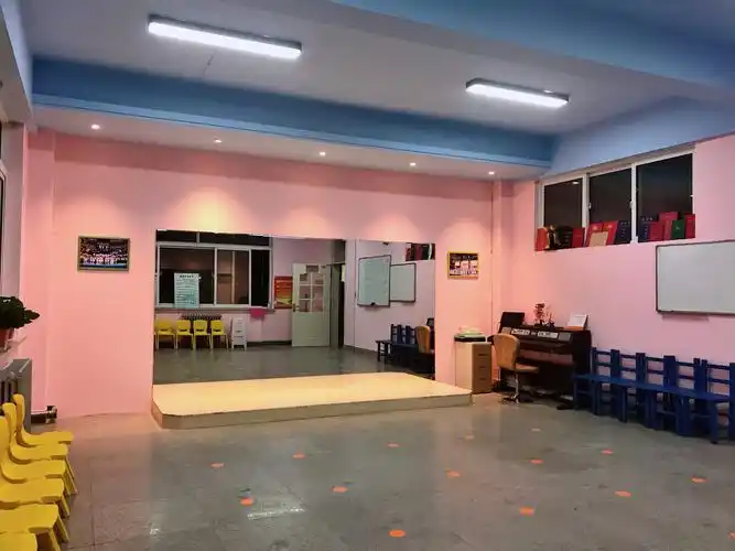 小嗳小主持人口才表演课上的孩子们「新教室,新环境」