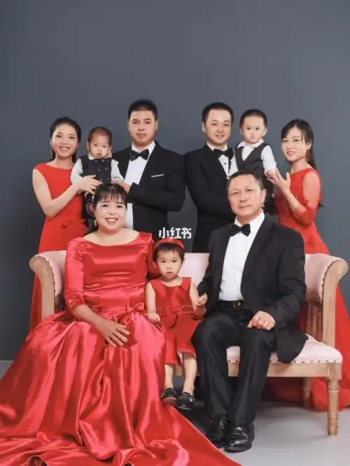 一家九口的全家福