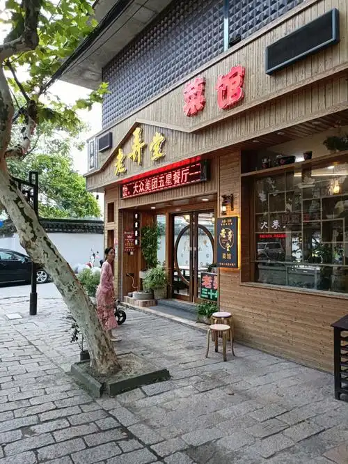 听周边的人说他家生意最火了一家用心做菜的餐厅门口有一个大牌子