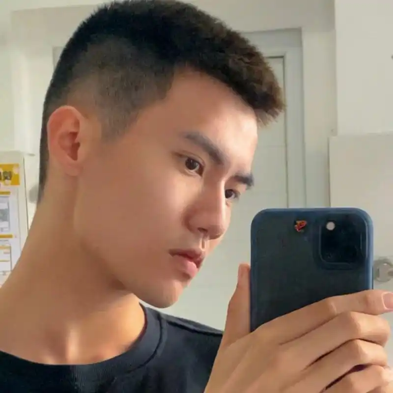 男生发型推荐:短寸 两边推掉 秃头的前面就不要剪太短 上面大概5-6cm