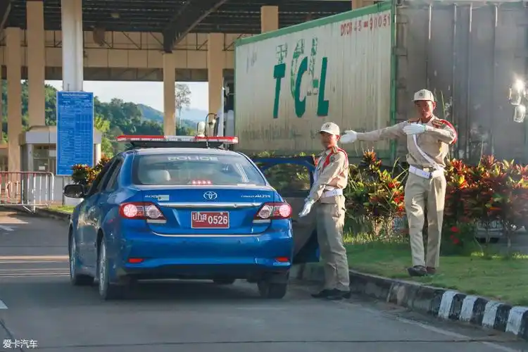 尽职尽责的老挝警察在帮我们开道了整整半天之后,最后送我们出关.