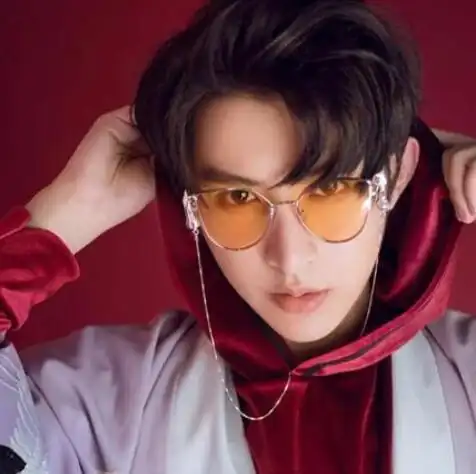 男生中分内扣心形刘海发型造型