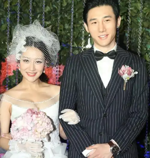 对丁一的求婚,白冰想也没想就答应了. 她认为自己遇到了最美的爱.