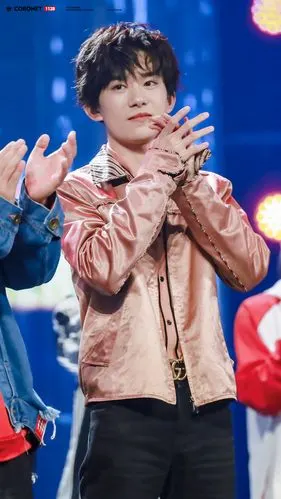 [易烊千玺][新闻]180511 易烊千玺街舞盛典美图 香槟色的大佬又奶又酷