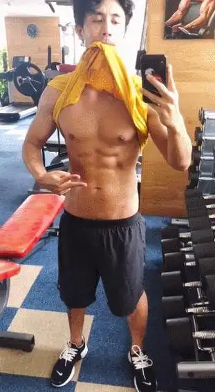 这身材绝了!杜淳半裸上身秀八块腹肌