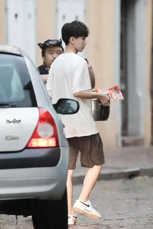 【更新完毕】中餐厅三字弟弟王俊凯服装穿搭全收录.