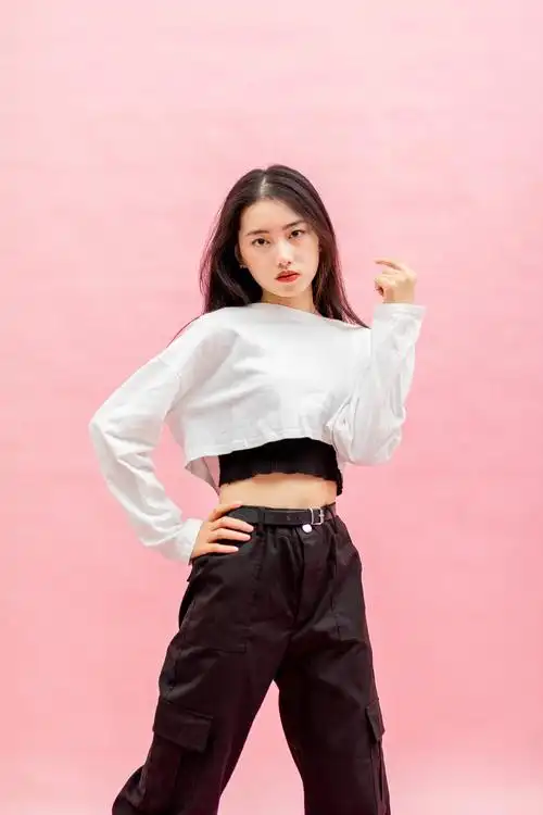 爵士街舞青年女生跳舞技巧动作