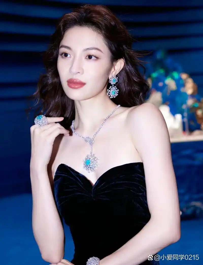 性感的大红唇,高挑的身材,气质状态很不错嘛#钟楚曦# #明星# #时尚