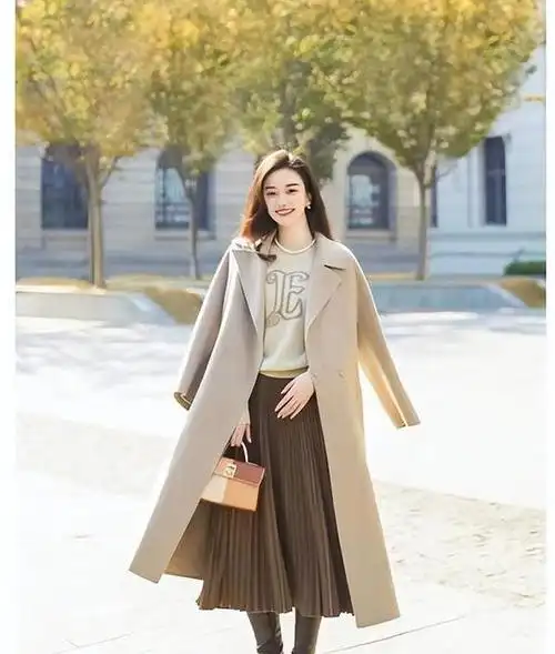 今年冬天"大衣 半身裙"流行!掌握这3种搭配技巧,谁穿谁优雅