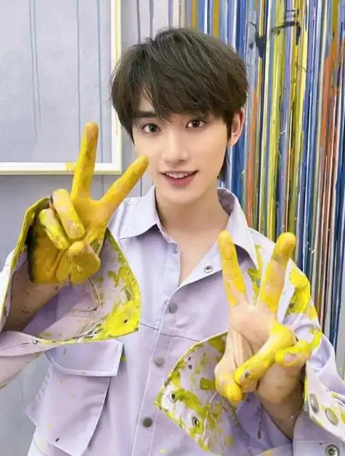 丁程鑫双手比耶自拍##丁程鑫手上都是颜料