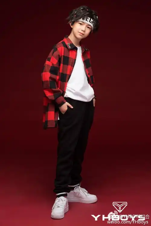 11岁的少年刘冠毅↓11岁的骚年张恩硕↓以及同样在组合中年龄最小的