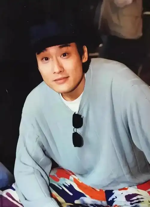 梁家辉因一句我是中国人,被封杀沦落到街头摆摊!港媒:真男人