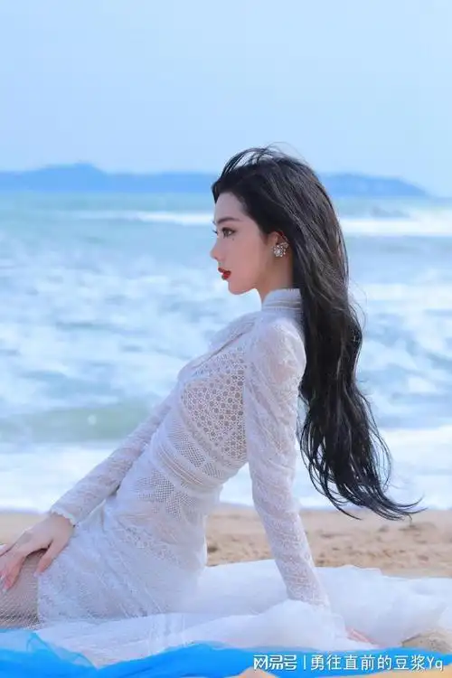 李紫婷海风轻拂浪花朵朵唯美白裙