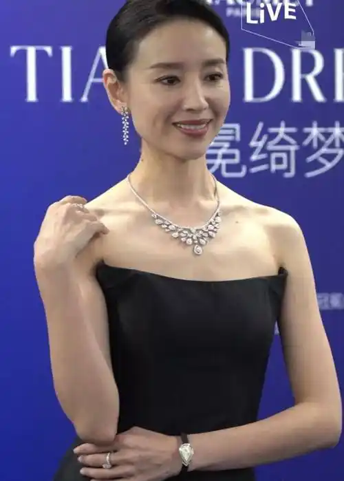 同样是43岁,当董洁和高圆圆同框,才知道中年女星不能太瘦了_对比_身材