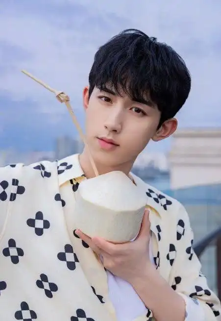 青春感十足,太帅了 嘟嘟嘴真的很可爱|郭俊辰_新浪新闻