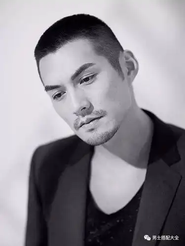 耳朵到头顶和头顶那一块, 头发长度逐步增加,这样的发型看起来更时髦