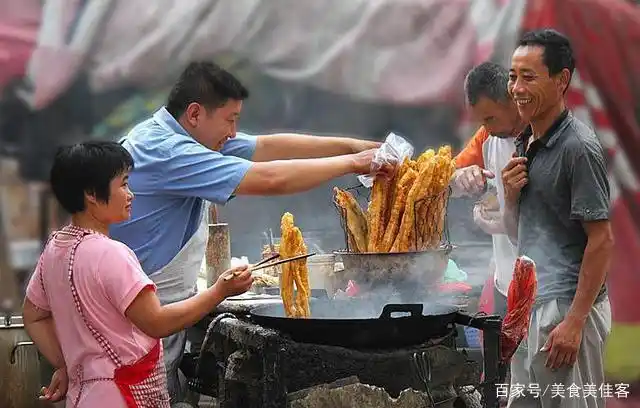 路边摊的油条为啥那么香?我找到了小秘诀,简单好吃,早餐首选