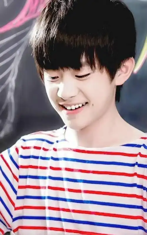 p>易烊千玺,2000年11月28日生于湖南怀化,中国内地男演员,歌手,舞者