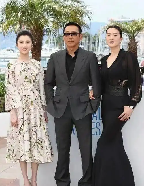 原创她是陈道明隐藏34年的女儿长相清秀撞脸李念全家照曝光妈妈杜宪老