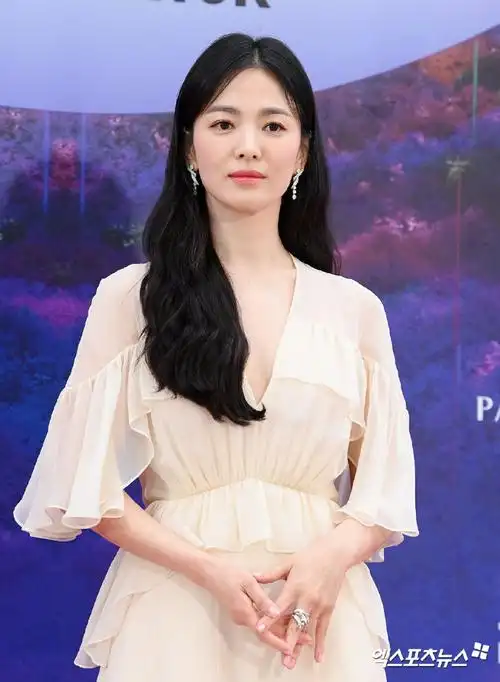 宋慧乔百想红毯96我们乔妹真的好漂亮啊一袭米色长裙 黑色长卷发一