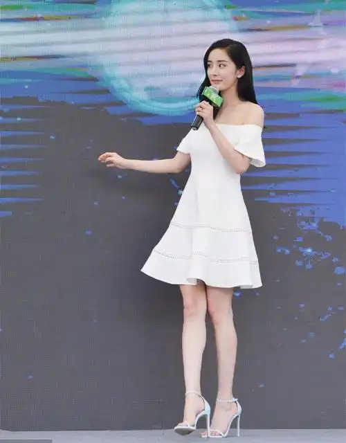 杨幂又穿回了小白裙无修图都很美网友这两根针太抢眼