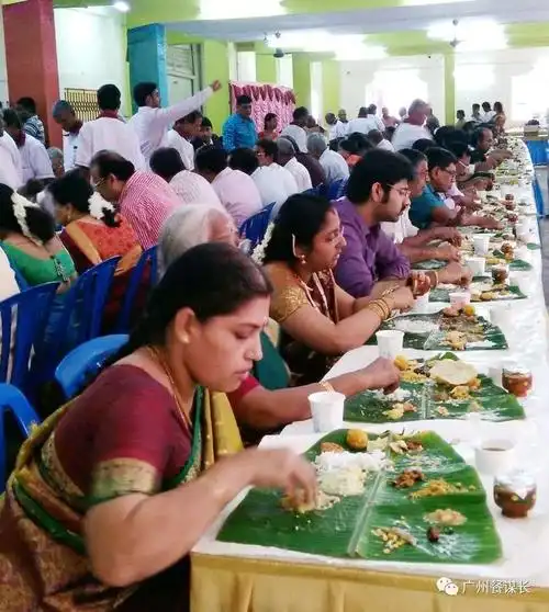 为什么印度人用手抓饭吃呢?