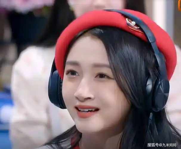 有着第一美腿之称的关晓彤怎么也想不到,自己会被张艺凡抢了风头_陈立