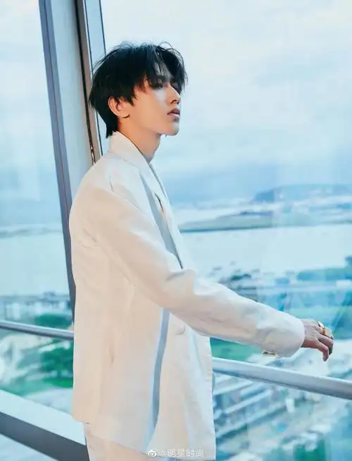 蔡徐坤最新造型,他身着白色摩登复古西装搭配喇叭裤,眉目清俊