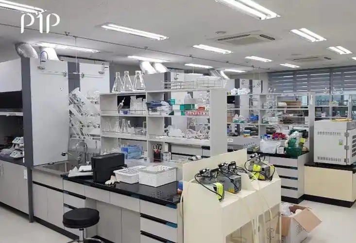 每一款护肤品的上市背后都是强大的生物实验室,研发人员呕心沥血经过