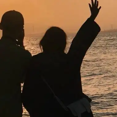 日落情侣头像一男一女高清以夕阳为背景的情侣头像图片