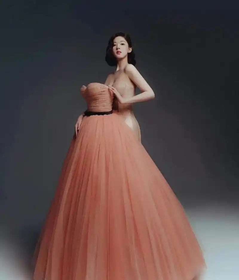 赵露思最近穿的这身高定裙子真的不好看,漂浮礼服,这个设计属实欣赏不