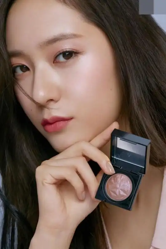 组图:krystal郑秀晶拍美妆写真 皮肤白皙侧颜俊美