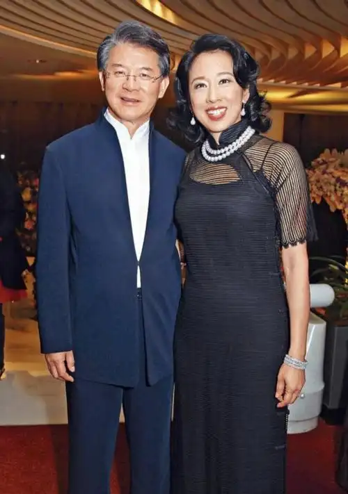 郭晶晶为婆婆庆生,两人同框好似姐妹,霍家三兄弟一个比一个帅_朱玲玲