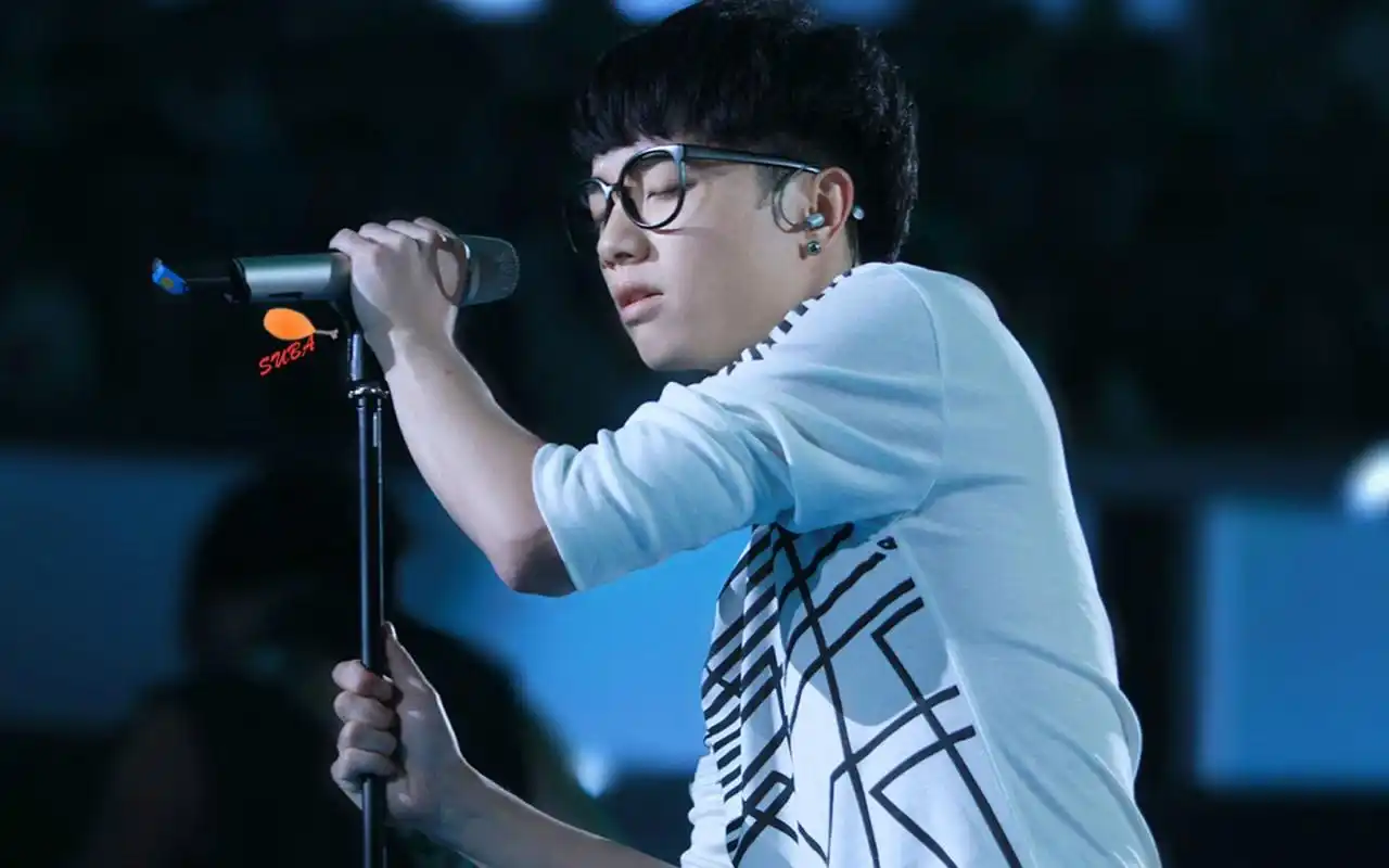 90后帅哥华晨宇清晰图集电脑桌面壁纸下载