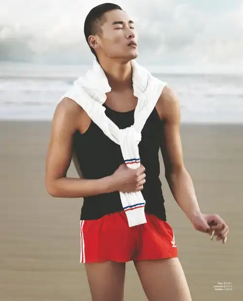 男模李振 [点击图片进入下一页]   在《优家画报》新拍摄的一组大片中