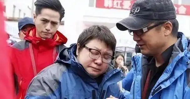 韩红:6岁丧父,为做公益倾家荡产,收养280个孤儿,51岁仍未婚