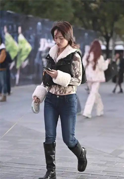 长靴搭配牛仔裤,秋冬季节穿搭注意保暖,也要有点个性呈现