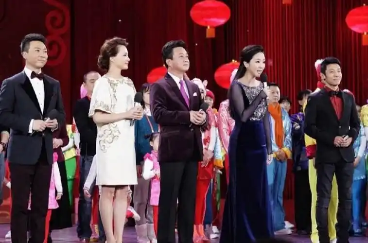 春晚主持人的台词为何年年涛声依旧