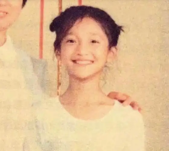 周迅童年照遭曝 网赞颜值惊艳