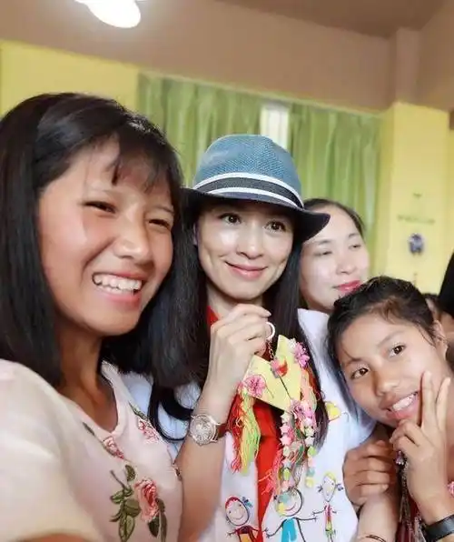 一代酒窝女神张庭不服老,48岁仍这般甜美动人,与老公高调秀恩爱_林瑞