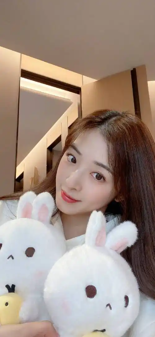 张含韵晒库存自拍美照,抱小兔子玩偶笑容甜美可爱