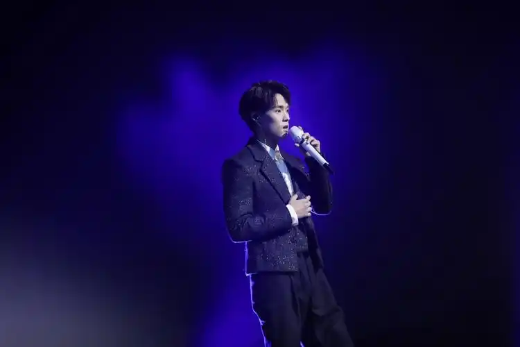 男人在舞台上唱歌描述已自动生成