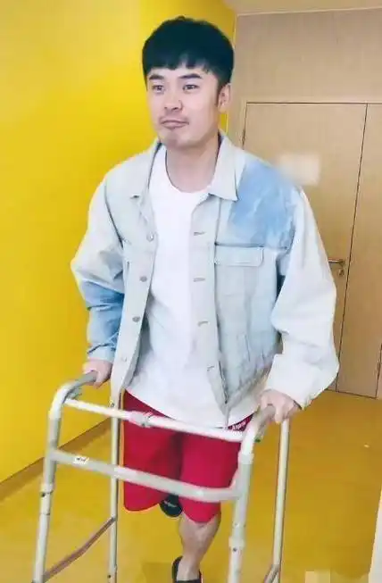 原创陈赫手术后顺利出院单腿蹦跳显滑稽胡子拉碴脸消瘦不少